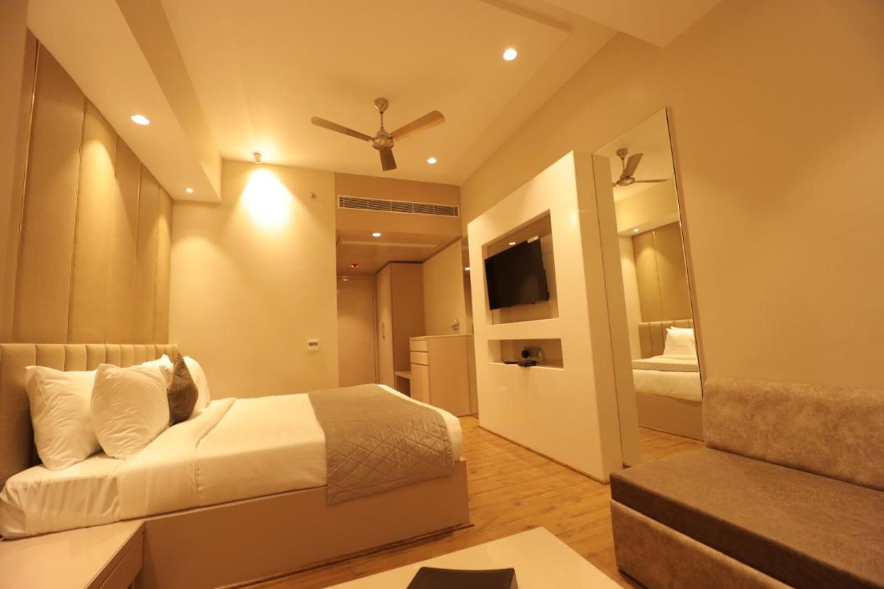 Hotel Mvr Grand Kanpur Bagian luar foto